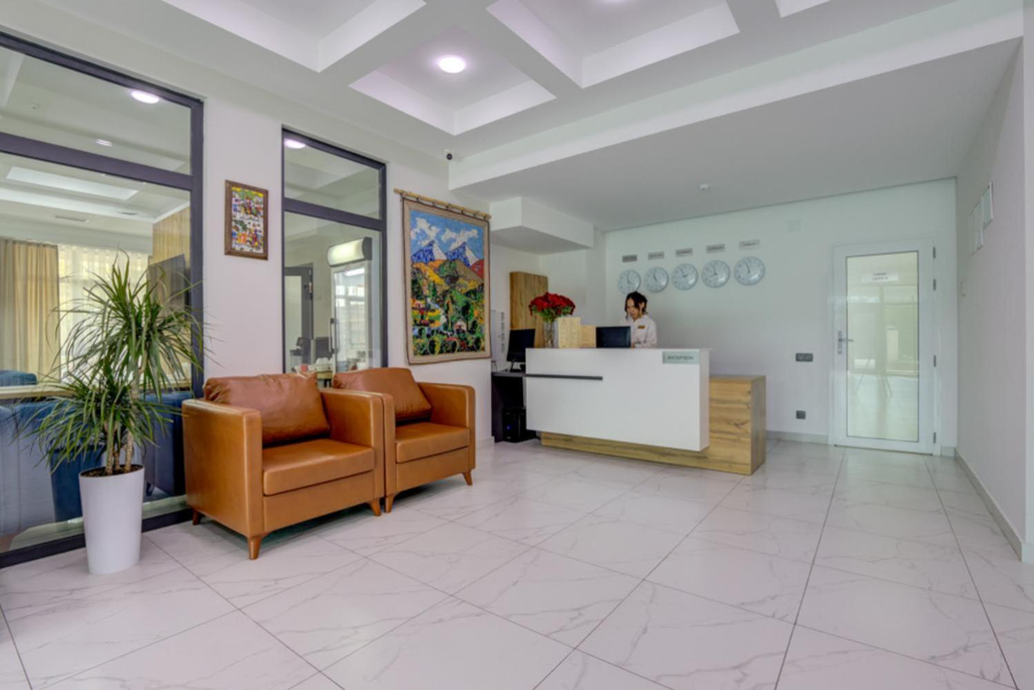 בישקק Aisha Hotel מראה חיצוני תמונה
